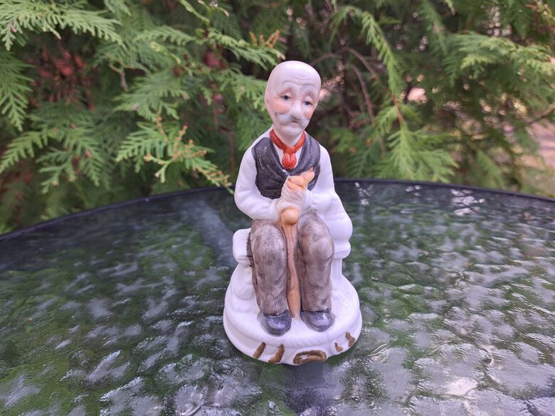 Figūriņa "Sēdošs vecis ar spieķi ", h=12,5cm, Taizeme (Figur citi 35)