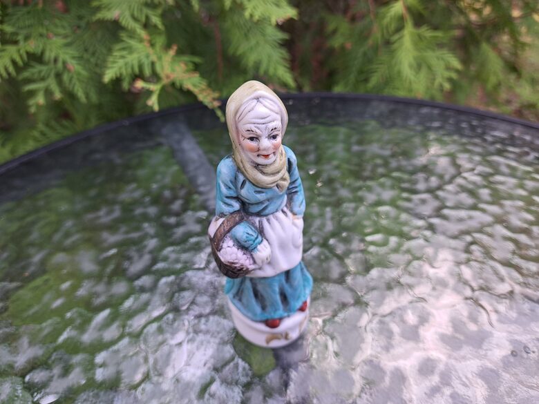 Figūriņa "Omīte ar groziņu zilā kleitā ", h=12cm, Taizeme (Figur citi 39)