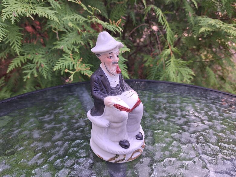 Figūriņa "Vīrietis ar pīpi lasa grāmatu ", h=13,5cm, Taizeme (Figur citi 38)