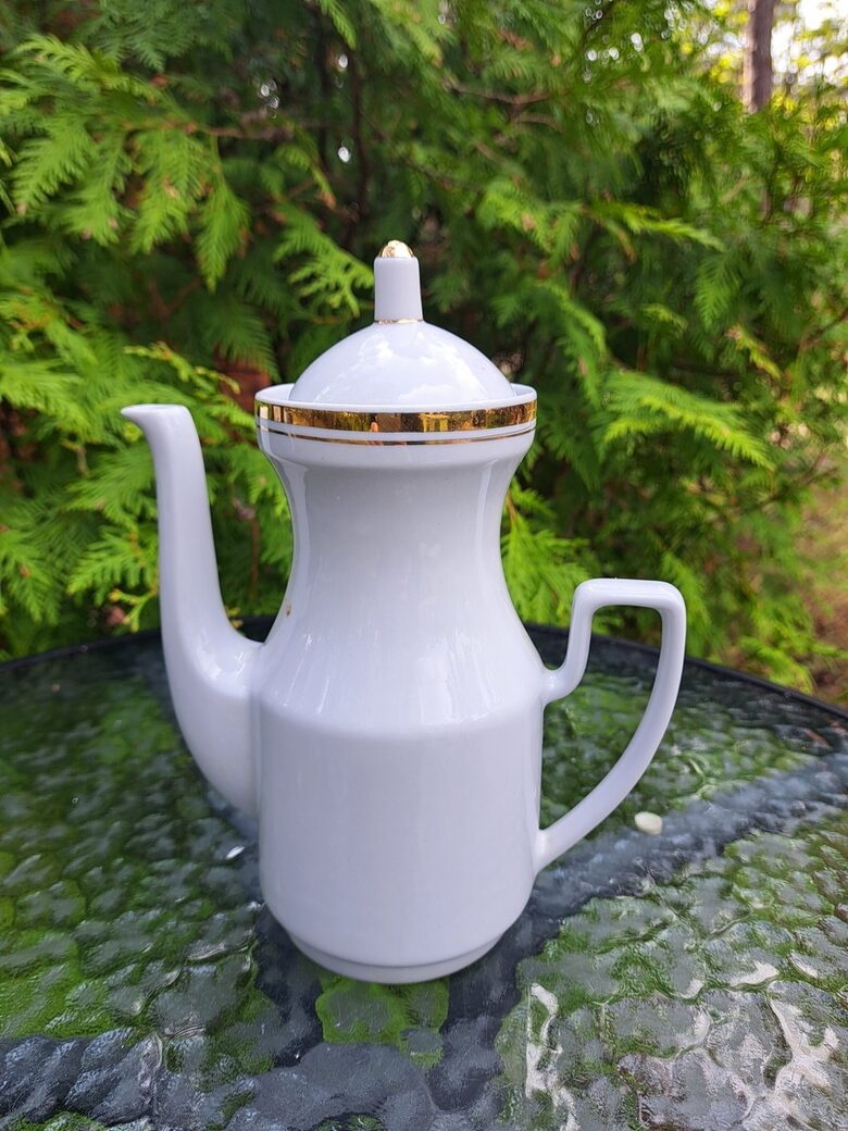 Kafijas kanna balta ar zelta svītrām: platu un šauru, kafijas servīze "Aija-2", RPR (Aija-2 kaf 64)