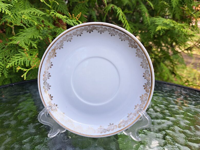 Apakštases no kafijas servīzes "Aija-2", baltas ar zelta rakstu, RPR (Aija-2 kaf 33)