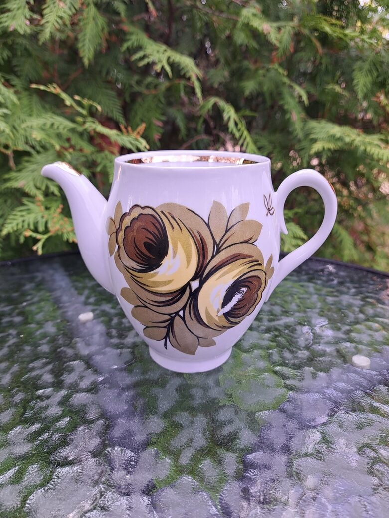 Tējkanna bez vāciņa ar košām haki krāsas puķēm un zeltu, Poltavas PR (Polonne 26)