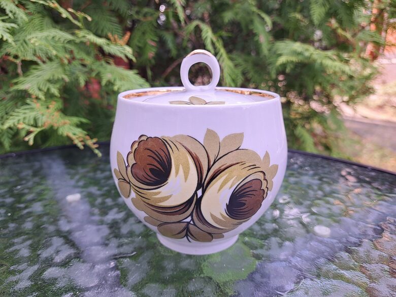 Cukurtrauks ar vāciņu ar košām haki krāsas puķēm un zeltu no tējas servīzes, Poltavas PR (Polonne 28)