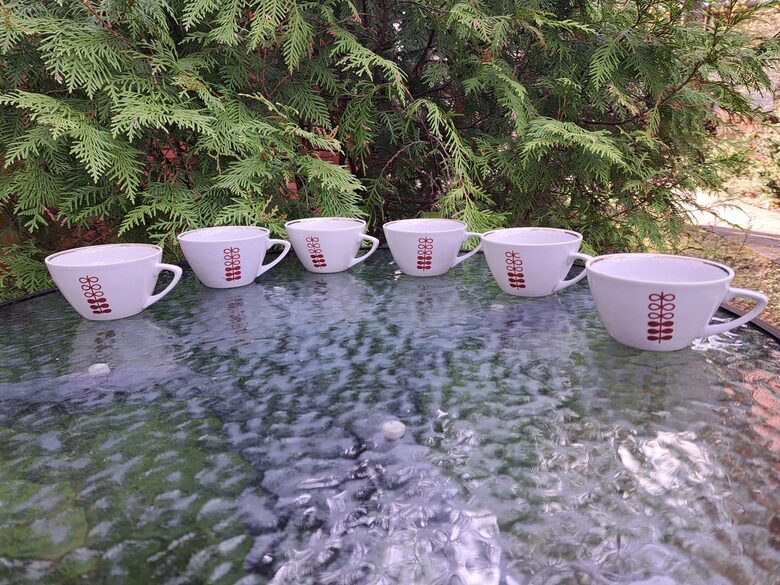 Krūzītes ar bordo zariņiem un zelta apvilkumu iekšā gar malu, kafijas servīze "Ausma", PFF (Ausma 110)