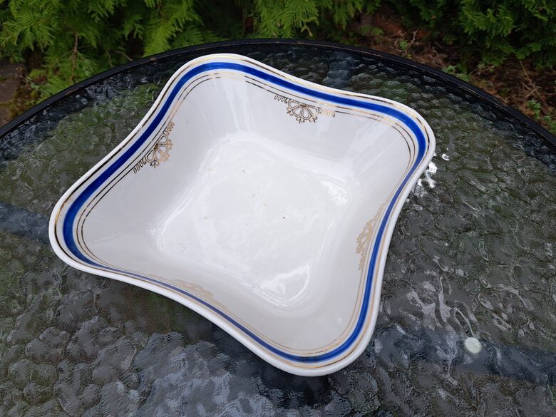 Kantaina kartupeļu/salātu bļoda, diagonāles: 26cmx26cm, h=6,5cm, ar zilu malu un zelta tautīsku rakstu, pusdienu servīze "Gludā", PFF (Gludā 155)