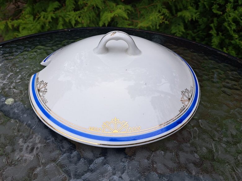 Terīnes apaļš vāks ar zilu malu un zelta tautīsku rakstu, pusdienu servīze "Gludā", PFF. Diam. ārējais 24cm (Gludā 159)