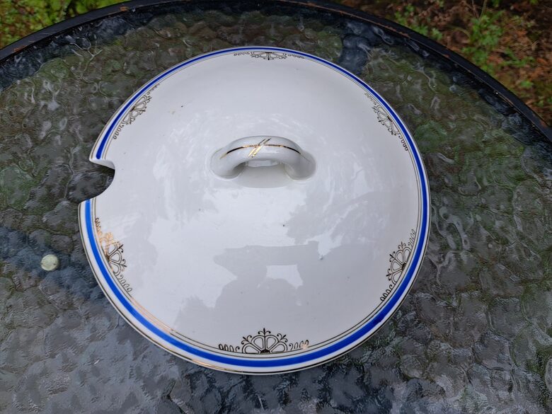 Terīnes apaļš vāks ar zilu malu un zelta tautīsku rakstu, pusdienu servīze "Gludā", PFF. Diam. ārējais 24cm (Gludā 159)