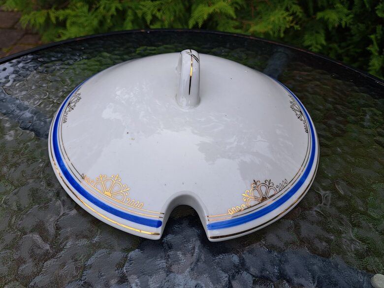 Terīnes apaļš vāks ar zilu malu un zelta tautīsku rakstu, pusdienu servīze "Gludā", PFF. Diam. ārējais 24cm (Gludā 159)
