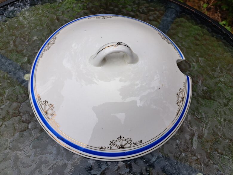 Terīnes apaļš vāks ar zilu malu un zelta tautīsku rakstu, pusdienu servīze "Gludā", PFF. Diam. ārējais 24cm (Gludā 159)