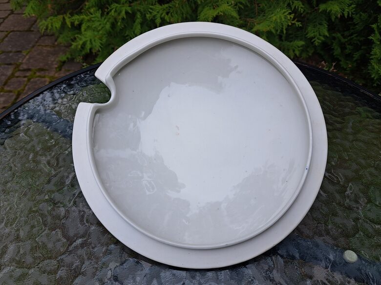 Terīnes apaļš vāks ar zilu malu un zelta tautīsku rakstu, pusdienu servīze "Gludā", PFF. Diam. ārējais 24cm (Gludā 159)