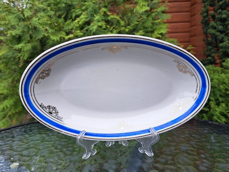 Mazais garenais šķīvis L=27cm ar zilu malu un zelta tautīsku rakstu, pusdienu servīze "Gludā", PFF (Gludā 154)