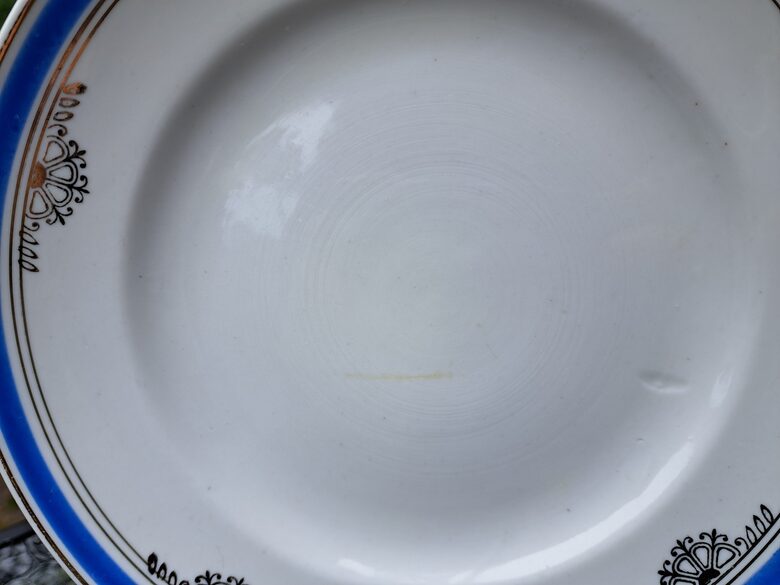 Salātu šķīvis d=20cm ar zilu malu un zelta tautīsku rakstu, pusdienu servīze "Gludā", PFF. Ražošanas nepilnība (Gludā 158)
