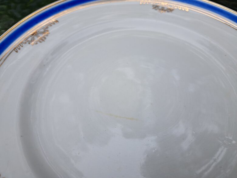 Salātu šķīvis d=20cm ar zilu malu un zelta tautīsku rakstu, pusdienu servīze "Gludā", PFF. Ražošanas nepilnība (Gludā 158)