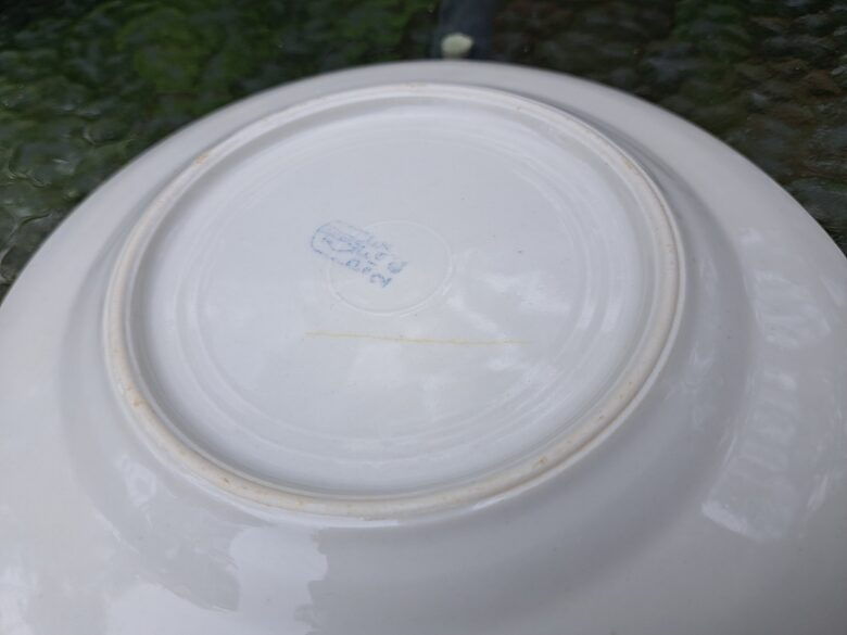 Salātu šķīvis d=20cm ar zilu malu un zelta tautīsku rakstu, pusdienu servīze "Gludā", PFF. Ražošanas nepilnība (Gludā 158)