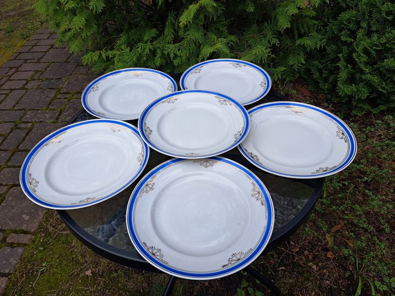 Otrā ēdiena šķīvji d=24cm ar zilu malu un zelta tautīsku rakstu, pusdienu servīze "Gludā", PFF (Gludā 158)