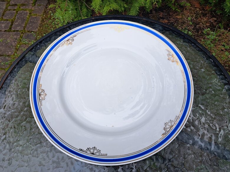 Lielais servējamais šķīvis d=36cm ar zilu malu un zelta tautīsku rakstu, pusdienu servīze "Gludā", PFF (Gludā 149)