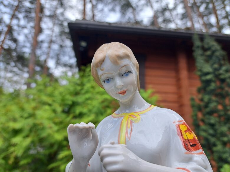 Figūra "Mīl-nemīl" , rokas apgleznojums. Ražotājs ir Polonnas mākslas keramikas rūpnīca, 1950.ie gadi (Figur citi 50)