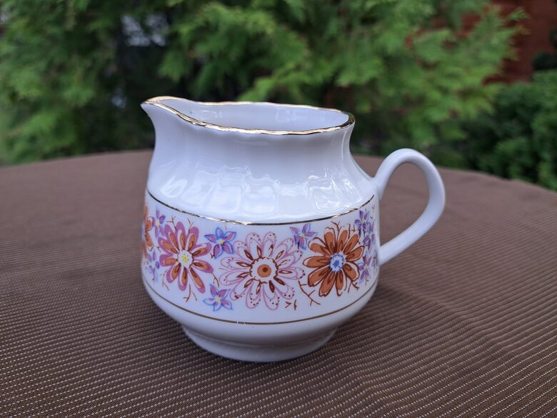 Krējuma kanniņa, tējas servīze "Māra" ar reti sastopamu košu dekolu: lillā un bēšām puķēm un bagātīgu zeltu, RPR (Māra tējas 218)