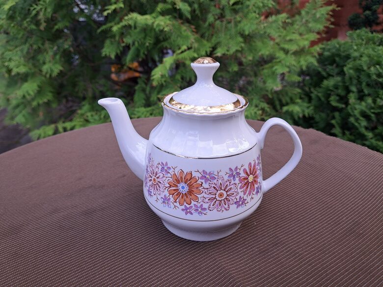 Tējkanna, tējas servīze "Māra" ar reti sastopamu košu dekolu: lillā un bēšām puķēm un bagātīgu zeltu, RPR (Māra tējas 219)