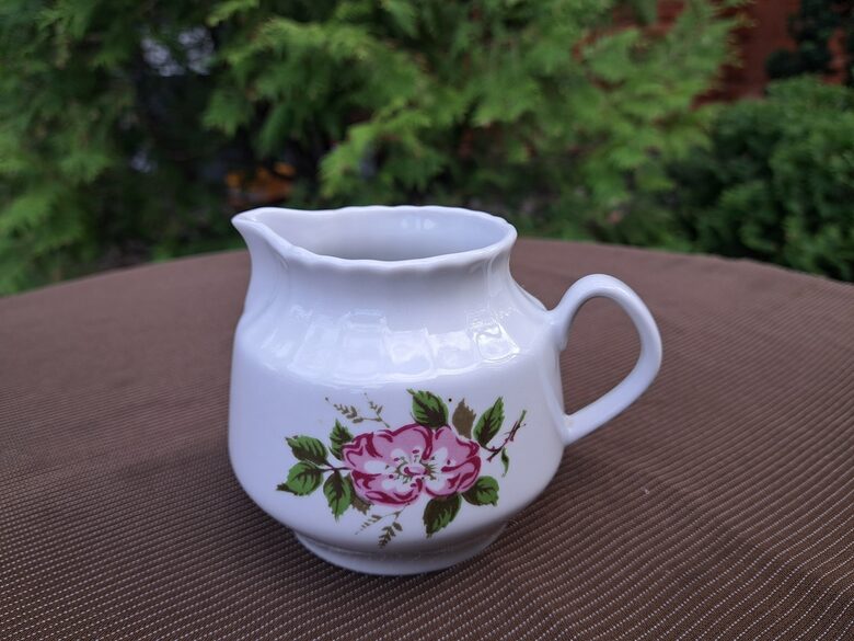 Krējuma kanniņa ar mežrozītēm, bez zelta, tējas servīze "Māra",  RPR (Māra tējas 222)