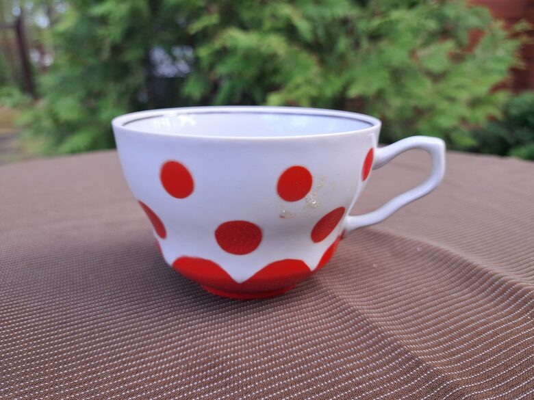 Tējas krūzīte ar sarkanām pumpiņām un tumši brūnu apvilkumu iekšā, Baranovka. Tases tilpums ir 225ml (Baranovka 37)