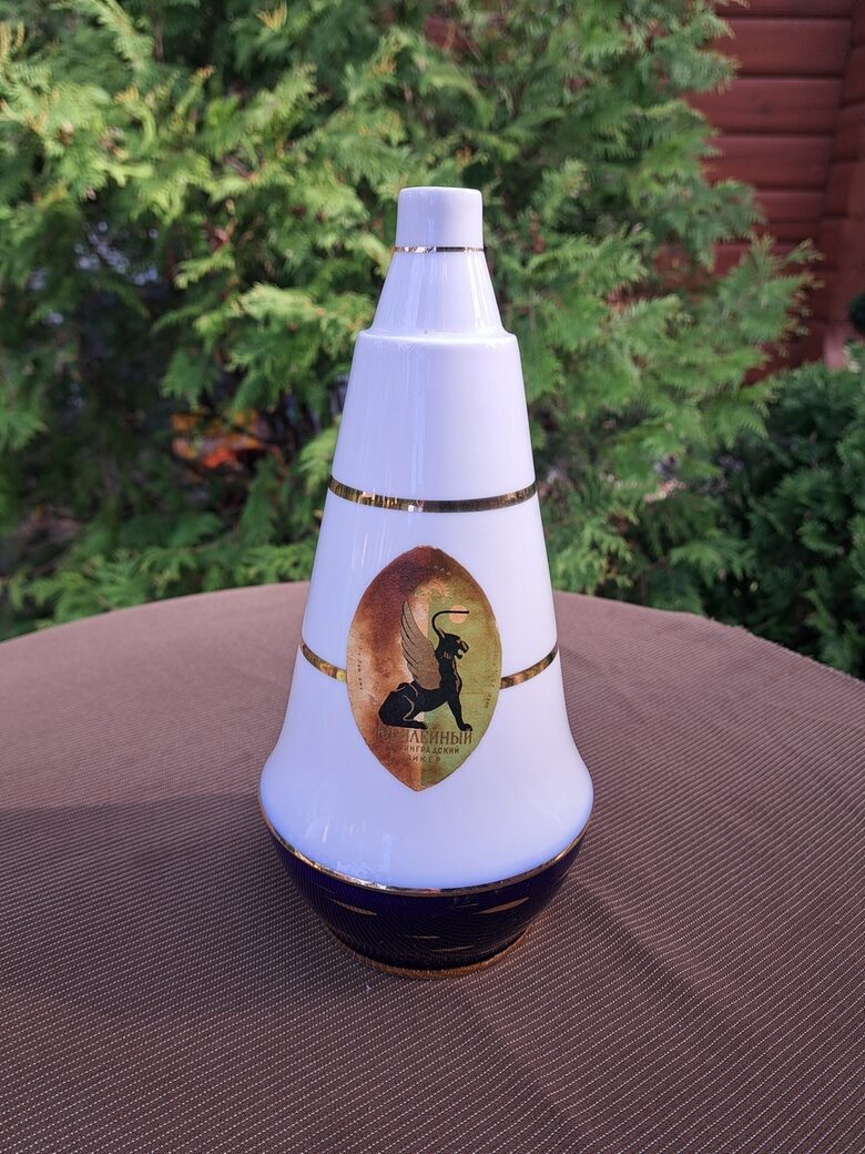 Karafe bez vāciņa ar kobalta apakšdaļu, bagātīgu zeltu un etiķeti "Юбилейный ленинградский ликер", LFZ (LFZ 72)