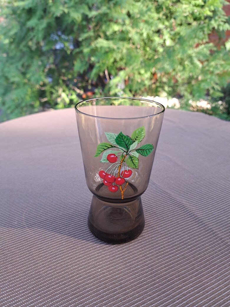 Brūna stikla sulas glāze uz biezas kājas "Ķirši", bez zelta. 1980.ie gadi, Latvijas stikls.  Tilpums 225ml (Stikla gl 281)