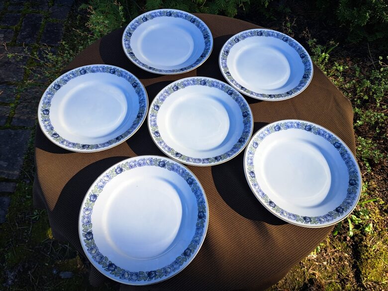 Salātu šķīvji ar zilo rožu vainagu un zelta apvilkumu gar malu. Ražotājs: PlankenHammer Bavaria (Vācija 257)