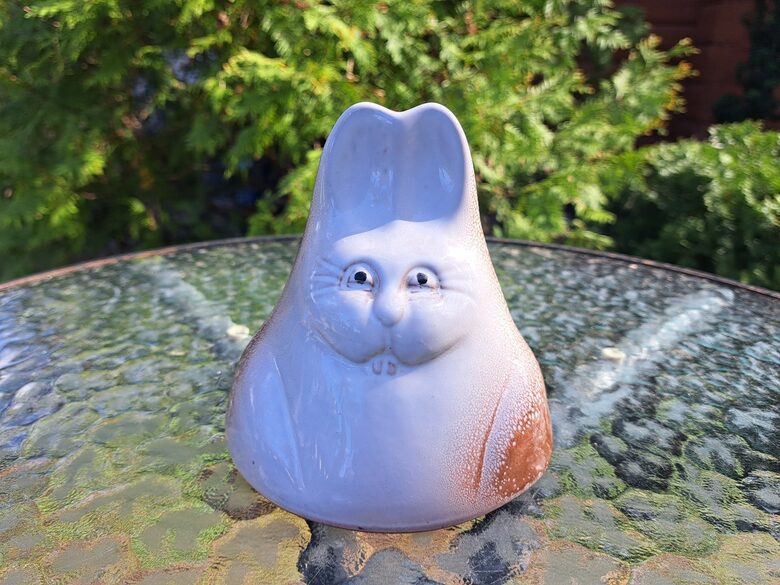 Jauks māla zaķis, roku darbs. Māls, glazūra. Izmēri: diam=12,5cm, h=12,5cm (Figur citi 51)