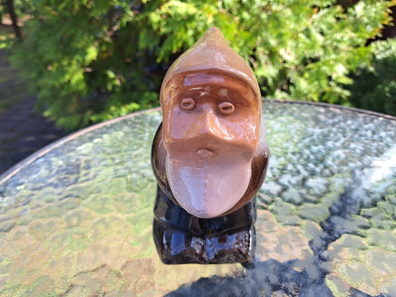 Rūķis māla zaķis, roku darbs. Māls, glazūra. Izmēri: 13,5cmx7,5cm, h=15cm (Figur citi 52)
