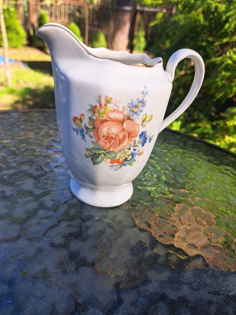 Krējuma kanniņa lielā ar Meisena pušķi un zelta apvilkumu, PFF. Dekols, h=15cm (Rubenss 126)