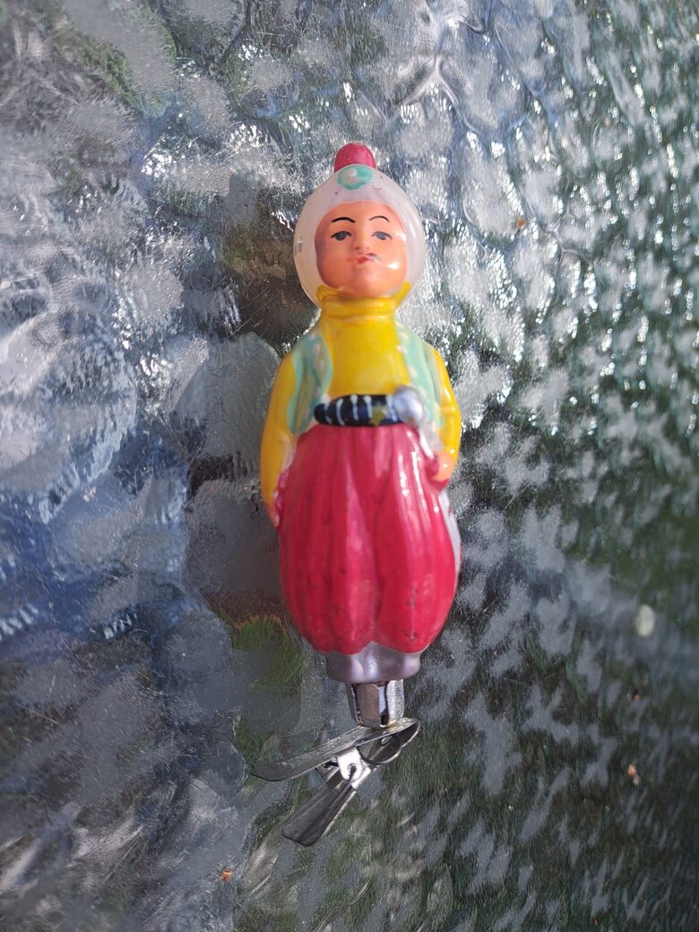 Ziemassvētku eglīšu rotājumi - Alladīns sarkanās bikses, bez amalgamas, minimāli krāsas zudumi (Egle pasaka 50)