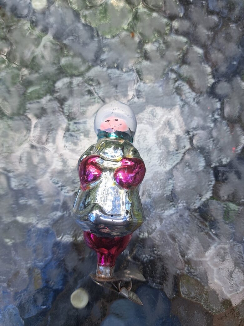 Ziemassvētku eglīšu rotājums -  Puisis rozās dūraiņos (Egle pasaka 51)