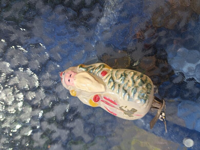 Eglīšu rotājumi -   Ziemassvētku vecītis Nr.2 ar baltā kažokā un sarkanā cepurē uz piespraudes (Egle pasaka 54)