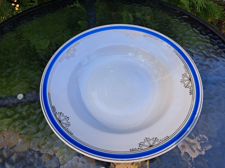 Zupas šķīvis d=24cm ar zilu malu un zelta tautīsku rakstu, pusdienu servīze "Gludā", "zirnekļveida' plaisa (Gludā 164)