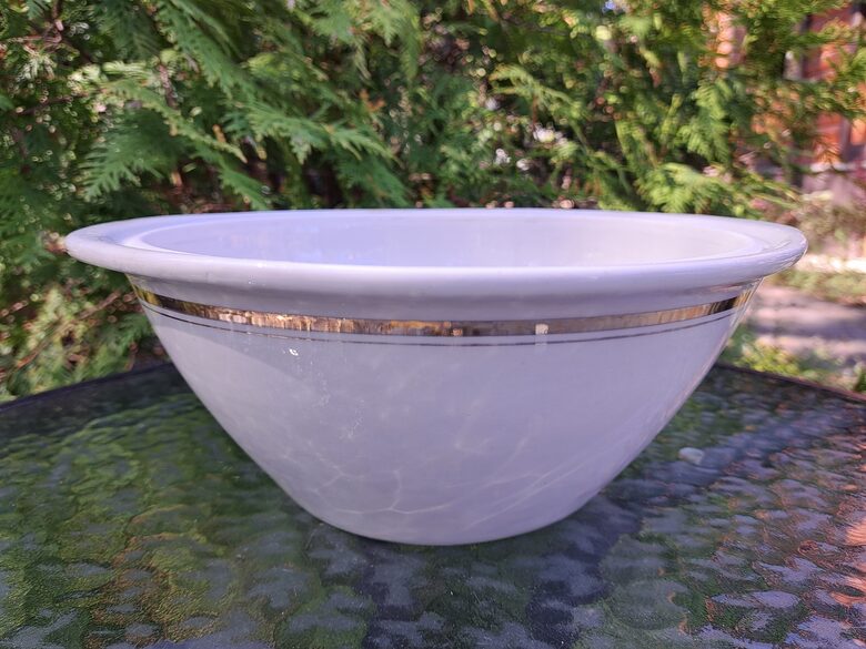 Terīne bez vāka balta ar zeltu, pusdienu servīze "Jaunā", PFF (Jaunā 21)