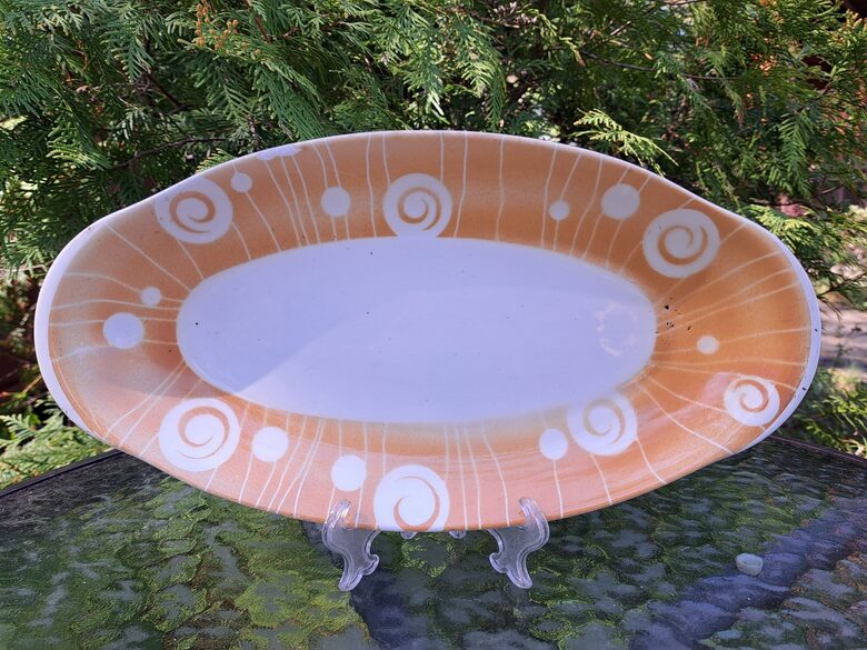 Vidējais garenais servējamais šķīvis, oranža mala, reta fajansa pusdienu servīze "Diāna", PFF (Diāna pusd 31)