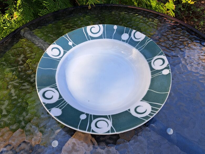 Zupas šķīvis d=24cm, tumša haki-zaļa mala, reta fajansa pusdienu servīze "Diāna", PFF (Diāna pusd 32)