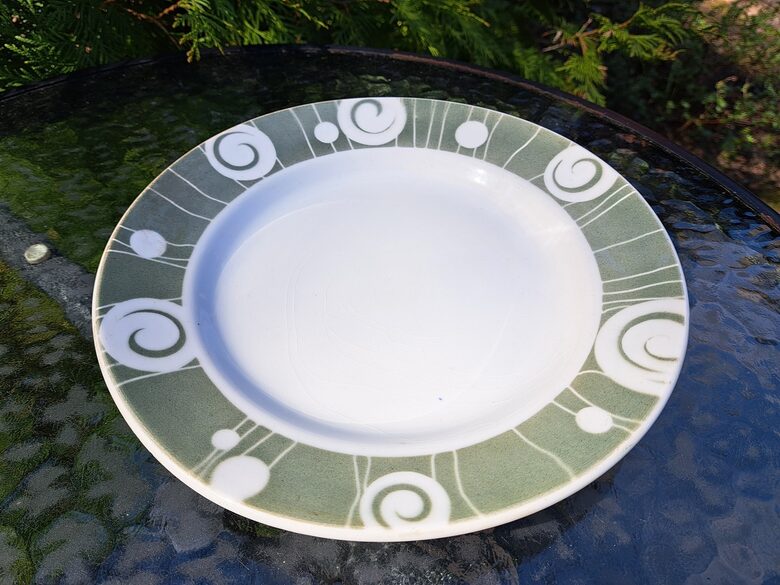 Otrā ēdiena šķīvis d=24cm, haki-zaļas krāsas mala, reta fajansa pusdienu servīze "Diāna", PFF (Diāna pusd 38)