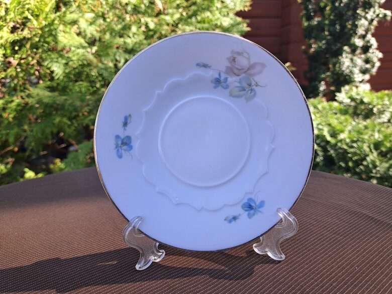 Apakštase tējas ar maigām puķēm: lillā rozi un zilām puķītēm, reljefa virsmu un zelta apvilkumu, Kuzņecovs (Kuzņecovs 171)