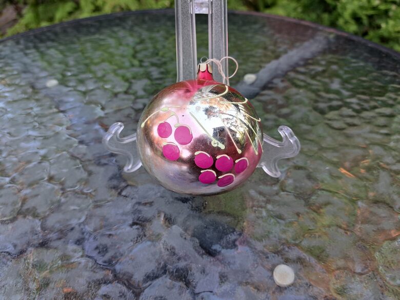 Bumba rozā ogām un baltu zaru. Aerografija. D=6,5cm (Egle bumba 49)