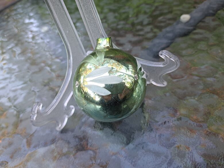 Zaļā bumba ar baltām puķēm un sudraba centru (Egle bumba 50)