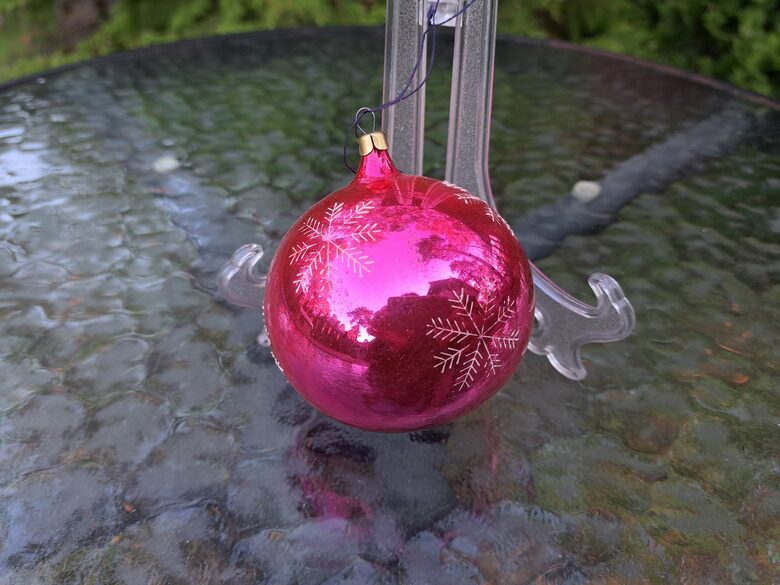 Fuksijas krāsas bumba baltām sniegpārsliņām (Egle bumba 51)