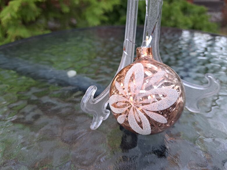 Dzeltenā bumba ar sudraba vītni iekšā ar baltu pārslu. Puse - amalgama, puse - caurspīdīga (Egle bumba 52)