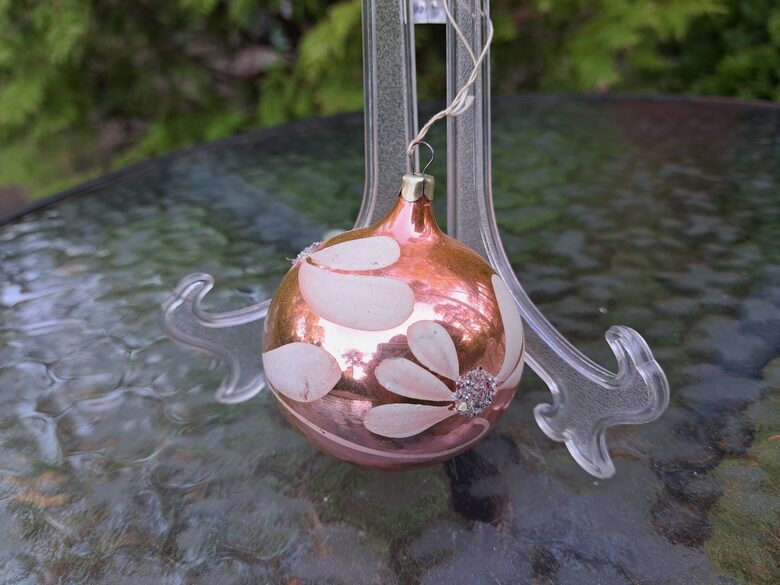 Maigi rozā bumba ar baltām puķēm, sudraba centriem, d=5,3cm (Egle bumba 54)