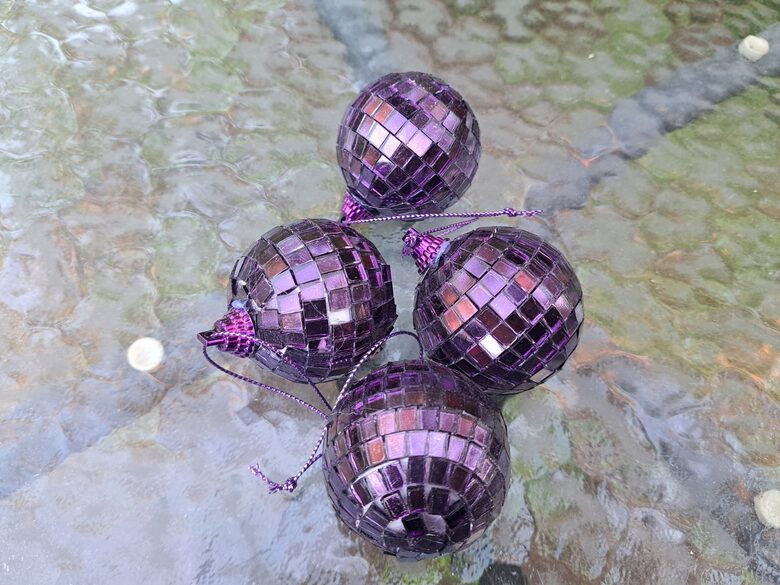 Tumši violeto bumbiņu komplekts 4 gb., stikla mozaika, d=4,2cm (Egle bumba 59)