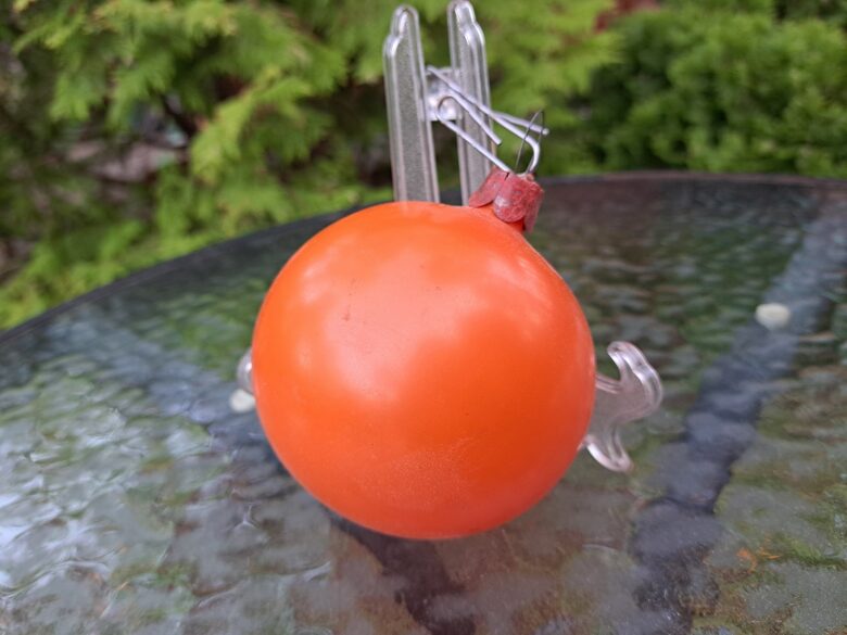 Vintāža lielā bumba ar oranžu krāsas pārklājumu, biezs stikls. Diametrs=7,5cm.  1940.-1950.ie gadi. (Egle bumba 60)