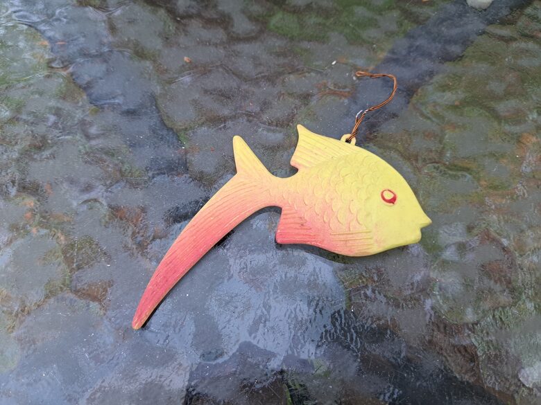 Zelta zivtiņa, plastiks (Egle zivis 02)