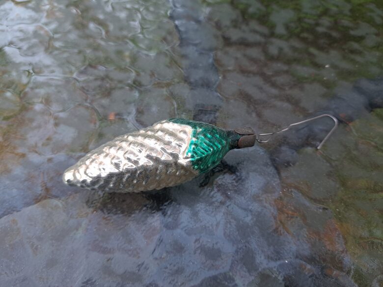 Čiekurs sudraba ar zaļām skujām. Izmēri 8,5cmx3cm (Egle čiekuri 16)