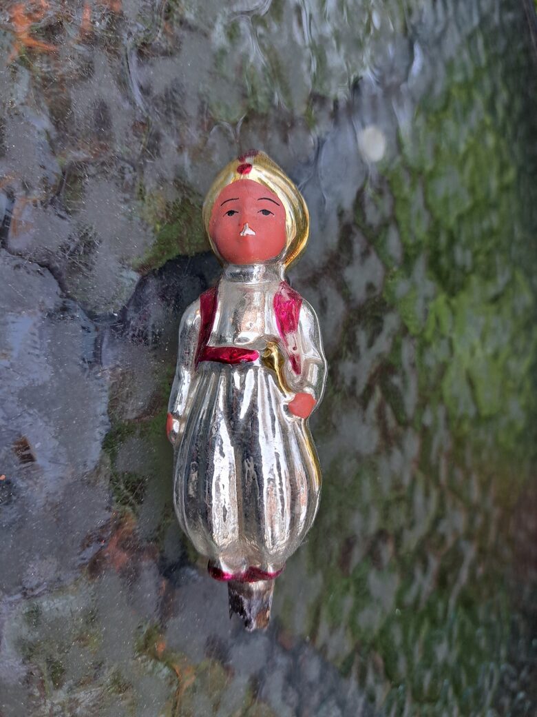 Alladīns sudrabā ar rozā vestē, bez metāliskā turētāja (Egle pasaka 57)